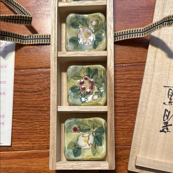 CAMELLIA CHOPSTICK REST SET - Picture 6 of 10
